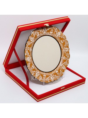 Korkmaz Çini 26 cm Beyaz Kabartma Kaligrafi Tabağı