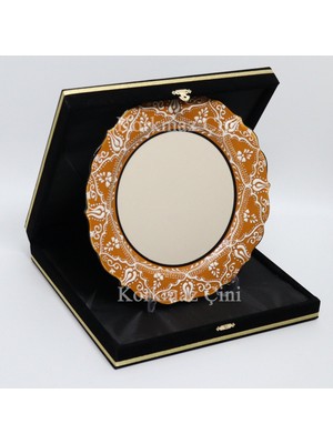 Korkmaz Çini 26 cm Beyaz Kabartma Kaligrafi Tabağı