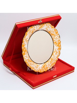 Korkmaz Çini 26 cm Beyaz Kabartma Kaligrafi Tabağı