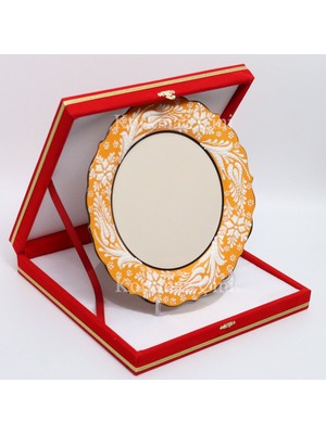 Korkmaz Çini 26 cm Beyaz Kabartma Kaligrafi Tabağı