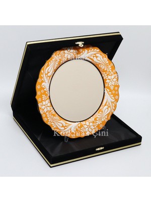 Korkmaz Çini 26 cm Beyaz Kabartma Kaligrafi Tabağı