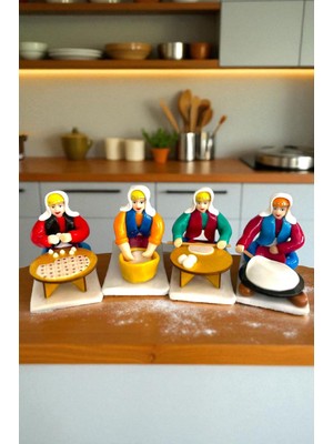 Figürart El Yapımı Hamur Açan, Yoğuran, Pişiren ve Mantı Yapan Kadın Figürler – Koleksiyonluk Dekor