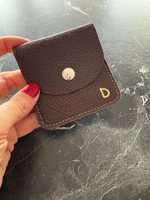 Pinkylola Design-D Harf Detaylı -Kare Model Kahverengi Hakiki Deri ,mini Bozuk Para Cüzdanı .airpod, Bluetooth Kılıfı