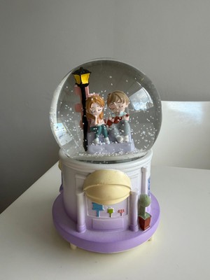 Bumelo Merdivende Oturan Kızve Erkek Büyük Boy Işıklı,müzikli Püskürtmeli Kar Küresi