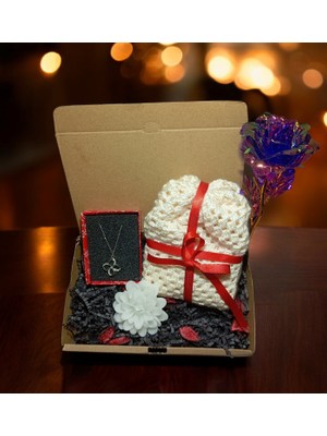 Eloriaa Sevgililer Günü Hediye Seti Kutulu( El Örgüsü Krem Bere,sonsuzluk Gülü,kolye,mum )