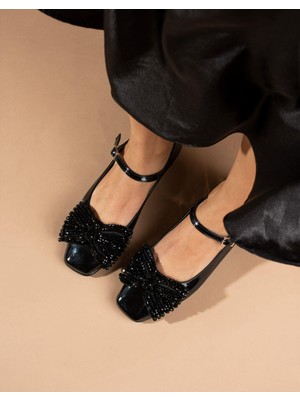 Emienza Lında 1.sınıf Rugan Deri Fiyonk Taşlı Önden Tokalı Bayan Babet