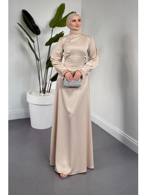 Tesettür Diyarı Ahur Taşlı Kolları Fırfırlı Saten Tesettür Abiye- Krem