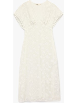 Koton Kolsuz Slim Fit V Yaka Dantelli Midi Elbise