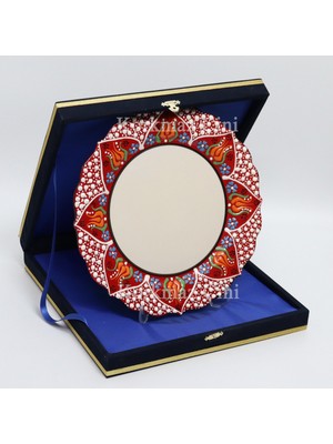 Korkmaz Çini 26 cm Renkli Kabartma Kaligrafi Tabağı