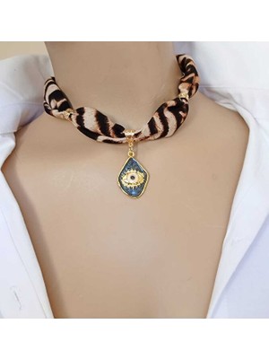 Sinem Şanlı Leopar Desenli Kumaş Bağlamalı Altın Kaplama Göz Detaylı Tasarım Kolye