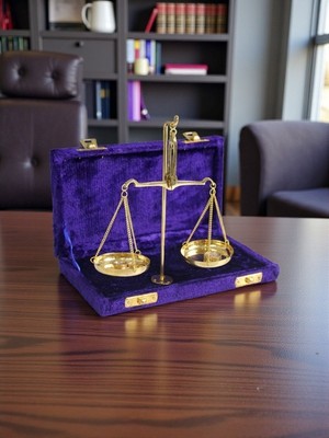 Hediye Fikri Kadife Kutulu Pirinç Terazi 20 gr – Avukat Hakim Savcıya Özel Dekoratif Hediye