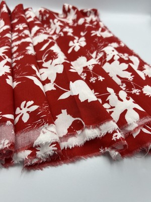 Elna Kumaş Kırmızı Çiçek Desenli %100 Viskon Kumaş – Yumuşak ve Dökümlü Yazlık Elbiselik, Bluzluk, Gömleklik ve Pareo Kumaşı | 150×100 cm – ELNV45