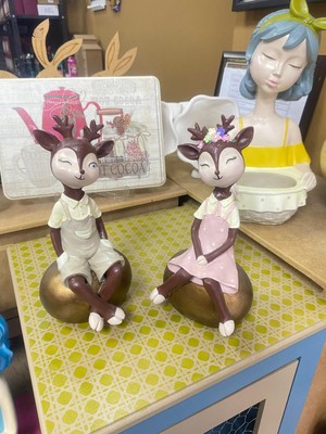 Renklifırça Taş Üstünde Oturan Bambi Geyik Çift Polyester Biblo Hediyelik