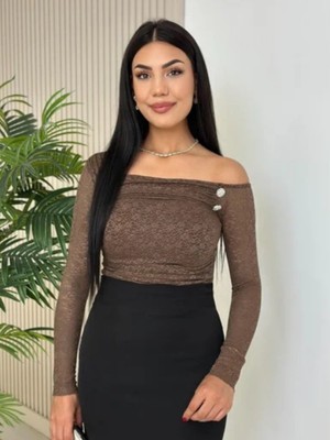 AURA 7 Collection Kadın Giyim Asimetrik Yaka Düğme Aksesuarlı Güpürlü Bluz