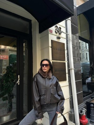 Ecenin Favorileri Çıkarılabilir Kürk Yakalı Kahverengi Suni Deri Kadın Mont