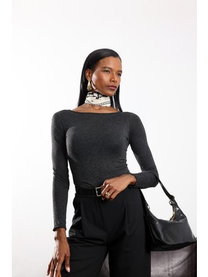 5in1Canpolat Antrasit Simli Kayık Yaka Transparan Bluz 26274