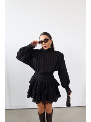 Özge Özgenç Omuzu Vatkalı Boyundan Bağlamalı Premium Elbise