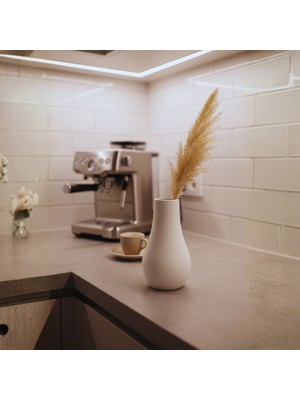 Nevhan Sanat El Yapımı Mini Seramik Vazo 13,3×7,7 cm – Sade Tasarım Masa & Raf Dekoru