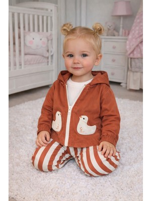 Wow Colors Kız Bebek Ördek Nakışlı 3’li Takım – Kapüşonlu Fermuarlı Ceket Uzun Kollu Badi ve Çizgili Pantolo