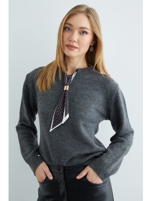 FullaModa Fular Detaylı Bisiklet Yaka Triko Kazak