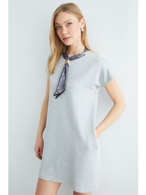 FullaModa Fular Detaylı Bisiklet Yaka Elbise