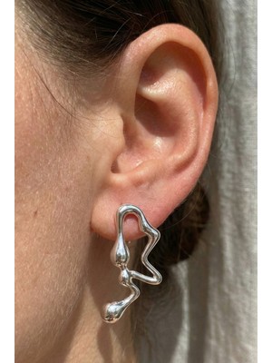 Milena Blake Modern Dalga Formlu Gümüş Renk Küpe – Minimal & Şık Tasarım