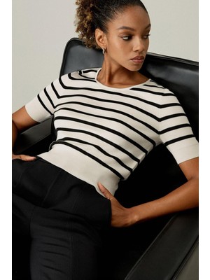 Madmext Beyaz Bisiklet Yaka Çizgili Kadın T-Shirt MG2400