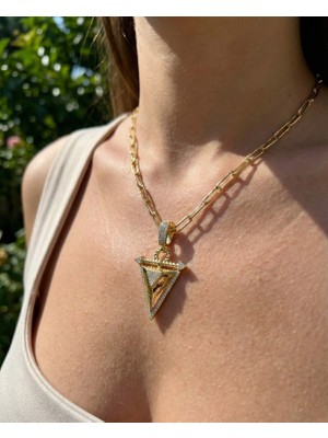 Milena Blake Gold Üçgen Taşlı Detaylı Zincir Kolye – Modern Gücün Simgesi