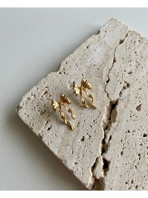 Milena Blake Gold Fiyonk Detaylı  Çelik Sallantılı Küpe – Zarafetin Modern Yorumu