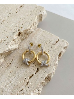 Milena Blake Taş Detaylı Halka Gold Küpe – Modern ve Işıltılı Şıklık, Gold Düğüm Çelik Küpe