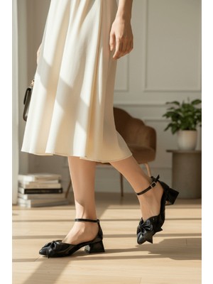 Divolya Lorenta Siyah Kırışık Rugan Fiyonklu (4 Cm) Sivri Burun Topuklu Ayakkabı