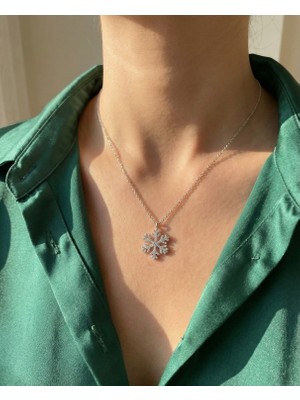 Milena Blake Taşlı, Çelik  Gümüş Renkli Kar Tanesi Kolye – Zarafetin ve Benzersizliğin Simgesi