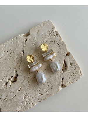 Milena Blake Doğal Inci Detaylı Çok Katmanlı Gold  Çelik Sallantılı Küpe – Modern Sanat Esintili Tasarım