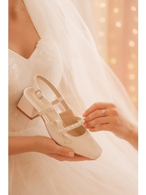 Divolya Melody Beyaz Rugan Fiyonklu Inci Detaylı (4 cm Topuklu ) Kare Burunlu Günlük Kullanım Ayakkabı