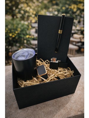 Çok Biz Cool Erkek hediye seti,sıcak soğuk muhafaza vakumlu matara,golden renkli dolma kalem,siyah suni deri ajanda,mat çakmak dijital saat ve Türk kahvesi paketi hediyeli..