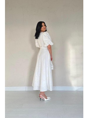 Bi Baksana Ekru Göğüs Kup Detaylı Kemerli Brode Elbise