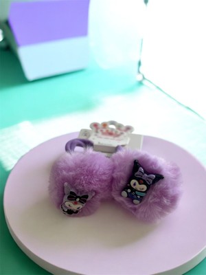 Ugly Duck Kuromi Figürlü Ponponlu Lastik Toka – Yumuşak Peluş Saç Aksesuarı (1 Adet)