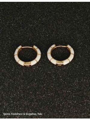 Şems Tesbihevi & Doğaltaş Takı Beyaz Seramik Görünümlü Altın Detaylı Kadın Halka Küpe Şık Minimal Tasarım