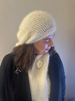 ALS Tasarım Dünyası Beyaz Renk El Örgüsü Ponponlu Bere ve Gül Detaylı Atkı Kombini