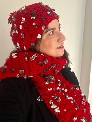 ALS Tasarım Dünyası Kırmızı Renk Içi Desenli El Örgüsü Atkı ve Bere Kombini