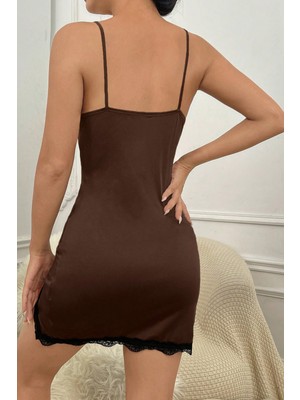 Zenvia Znva™ Kadın Kahverengi Göğsü ve Bacakları Dantelli Yırtmaçlı Şık Gecelik