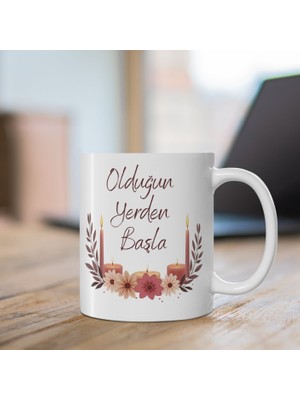 Tişört Kodu Olduğun Yerden Başla – Ilham Veren Seramik Kupa