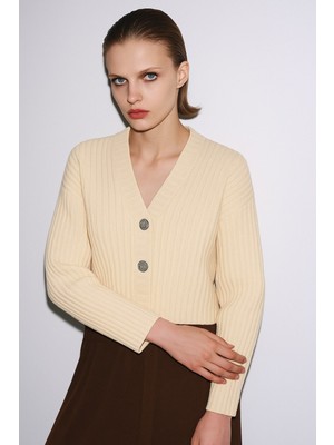 V Yaka Düğmeli Triko Hırka