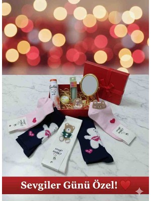 Neyşeligül Sevgililer Gününe Özel  Hediye Seti​🎁 Sevgi Dolu Bir Dokunuş: Ayıcık Temalı Çorap ve Bakım Seti​🧸 Sevgilinizi Şımartın! Kar Küreli, Aynalı ve Yumuşacık Çoraplı Hediye Kutusu