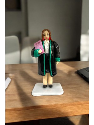 Figürart El Yapımı Kadın Avukat Biblo – Hukukçu Figürü – Adalet Temalı Dekor ve Hediye