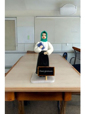 Figürart El Yapımı Kadın Öğretmen Biblo – Öğretmenler Günü Hediyesi – Koleksiyonluk Dekor