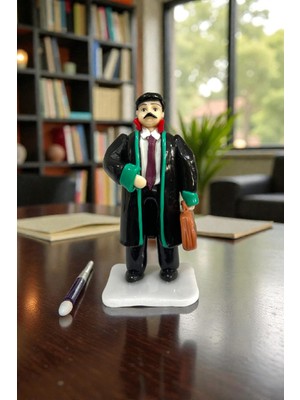 Figürart El Yapımı Erkek Avukat Biblo – Hukukçu Figürü – Adalet Temalı Dekor ve Hediye