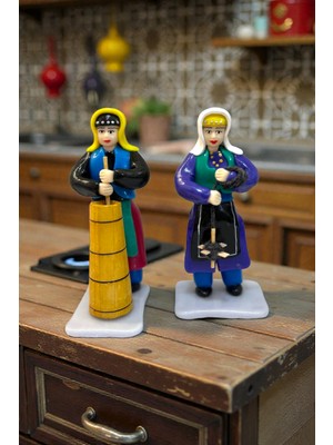 Figürart El Yapımı Minyatür Ip Eğiren ve Yayık Yapan Kadın Biblo Seti – Köy Hayatı Temalı Dekoratif Hediyelik