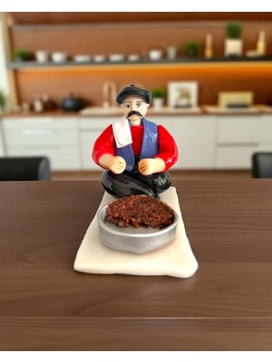 Figürart El Yapımı Minyatür Çiğ Köfte Yoğuran Biblo – Geleneksel Mutfak Temalı Dekoratif Hediyelik