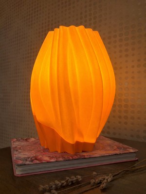 Generic 3D Baskı Dekoratif Masa Lambası – USB Kablolu LED Aydınlatma – Renk Yansımalı Işık Etkisi – Pembe/turuncu/turkuaz/mor Alt Gövde Seçenekli – 25X16 cm Modern Tasarım Gece Lambası